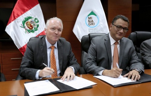 Dutch Embassador Mr Wiebe de Boer and Peruvian Minister of Agriculture Mr Juan Manuel Benites Ramos signing Memorandum of Understanding in Lima - CBI Country Programme Peru
