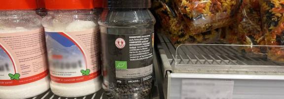 Consumer package of black peppercorns