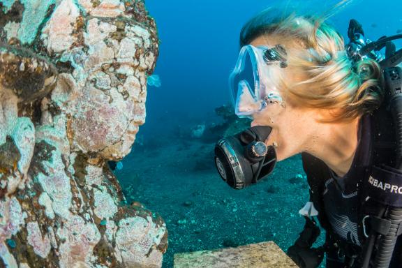 Face to face – diving in an artificial reef in Bali