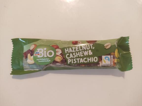 Snack bar that contains organic pistachios and other nuts