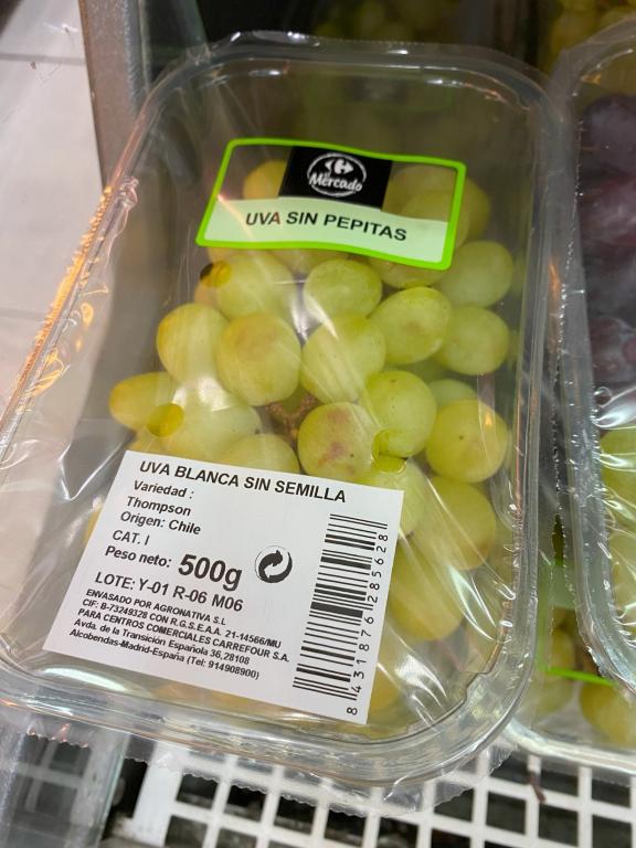 Seedless (sin pepita) grapes from Chile in Spanish supermarkets