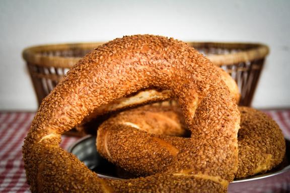 xample of Turkish simit or Greek koulouri