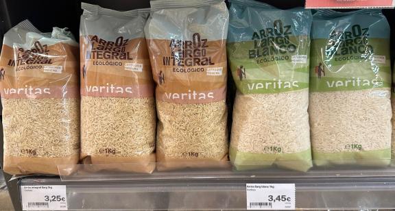 Organic rice in 1 kg packages in a Spanish organic supermarket